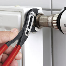 KNIPEX 00 20 07 US1 box joint double guide enhances stability during use.