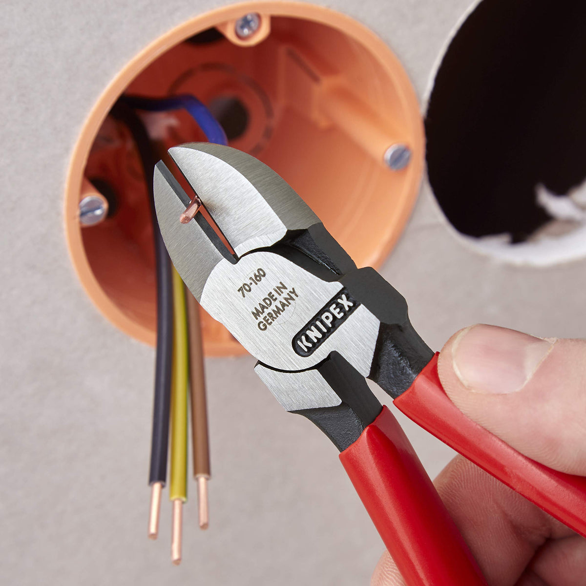 KNIPEX 70 01 160 compact head enables access in tight spots.