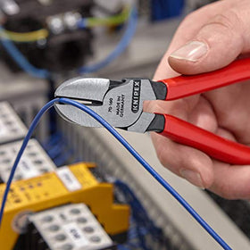 KNIPEX 70 01 160 insulated grips provide safer handling during cuts.