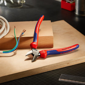 KNIPEX 70 02 160 edge geometry highlighted for precise cutting leverage.