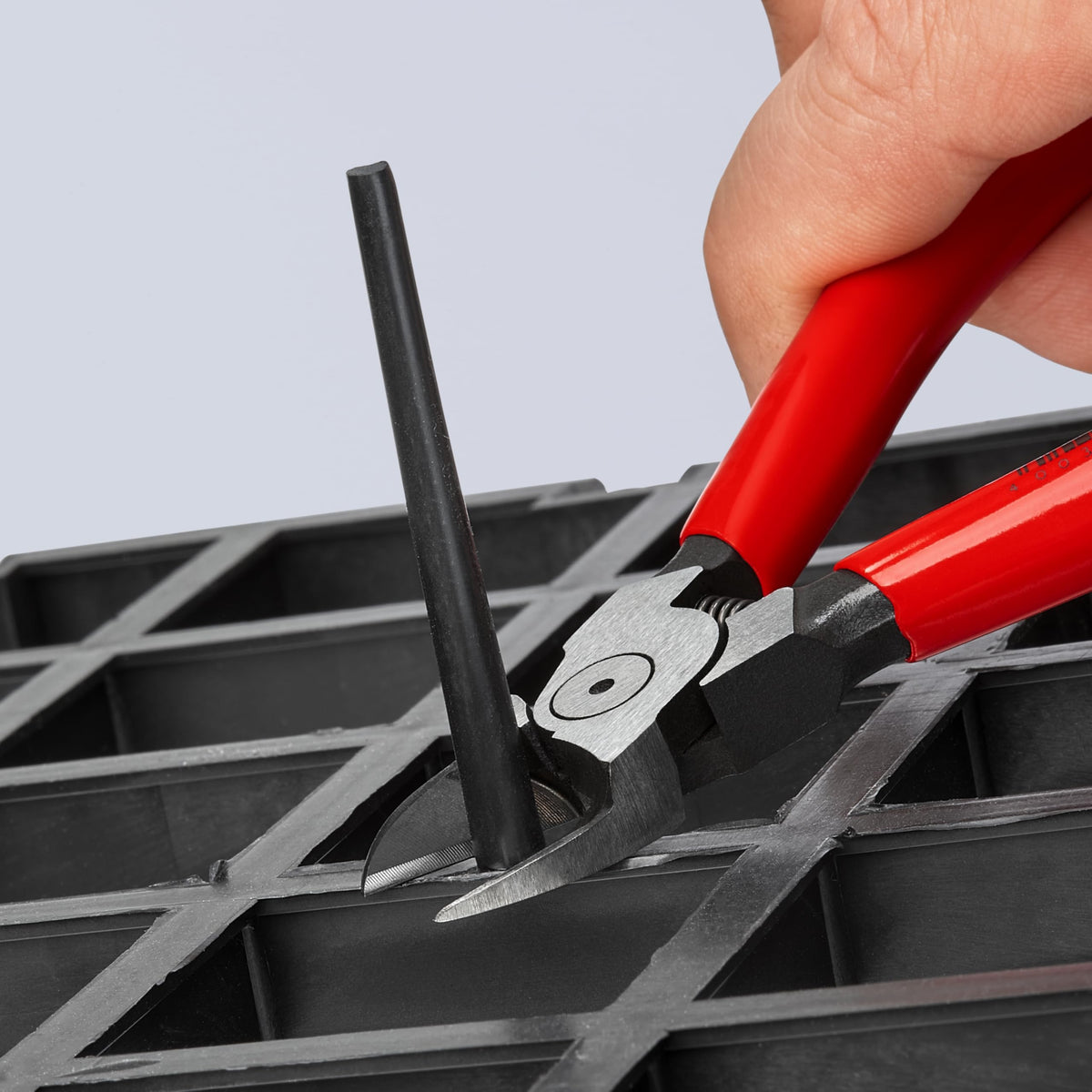 KNIPEX 72 01 140 non-beveled edge allows flush cutting of sprues and soft materials