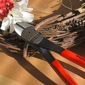 KNIPEX 74 01 200 ergonomic handle design improves grip and control.
