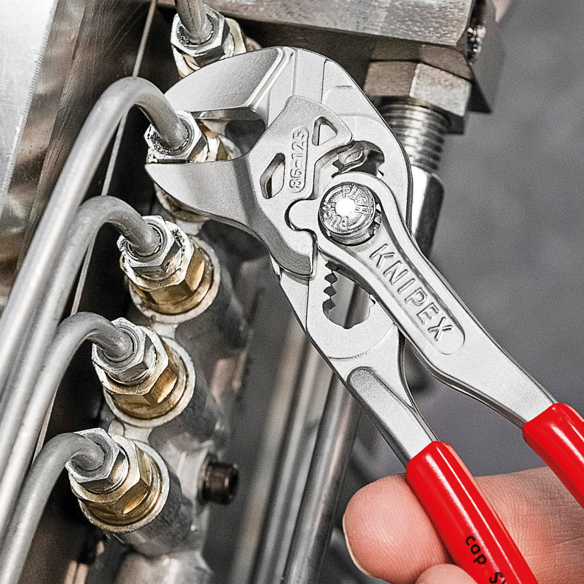 KNIPEX 86 03 125 quick adjustment button demonstrated on workpiece.