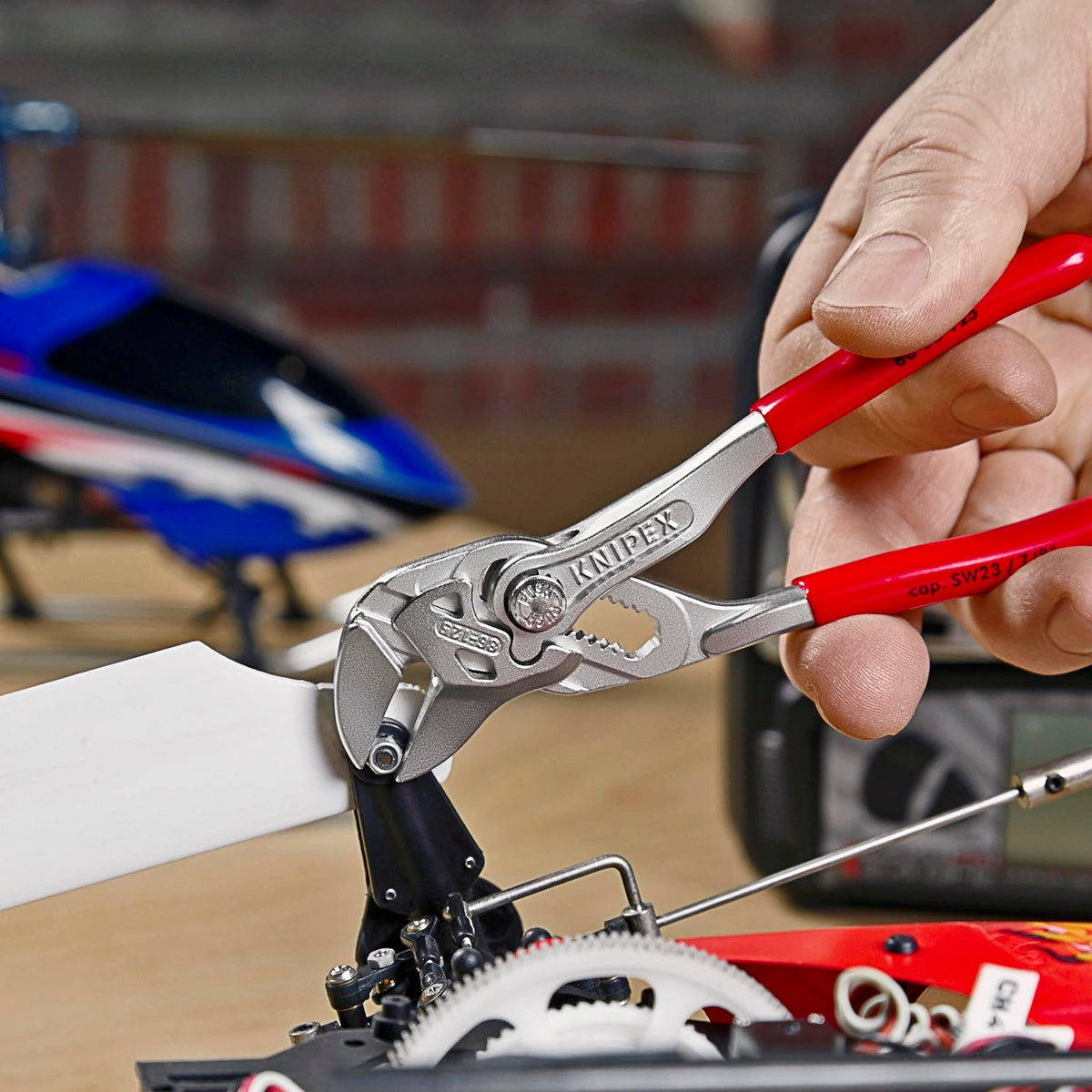 KNIPEX 86 03 125 ratchet-like action for fast bolt tightening and release.
