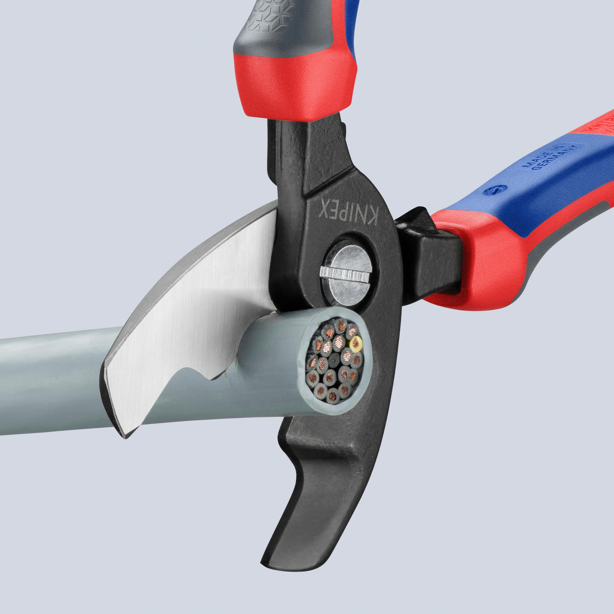KNIPEX 95 12 200 cuts copper cables cleanly and easily.