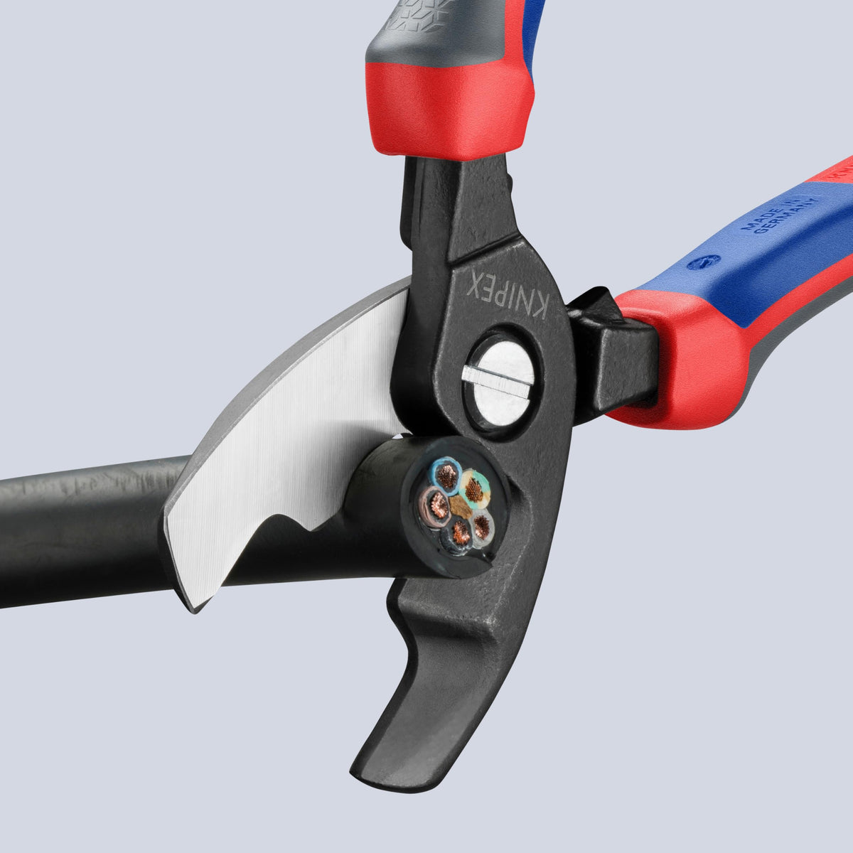 KNIPEX 95 12 200 supports one-handed operation with low effort.