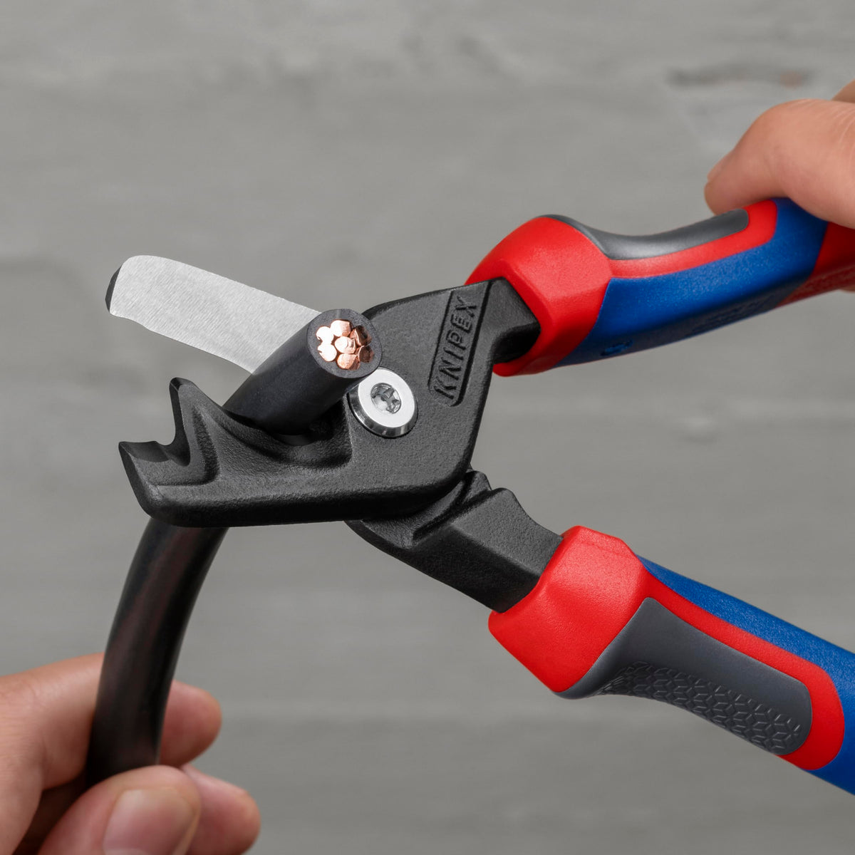 KNIPEX StepCut XL 95 12 225 cuts solid copper to 2 AWG and aluminum to 2/0 AWG