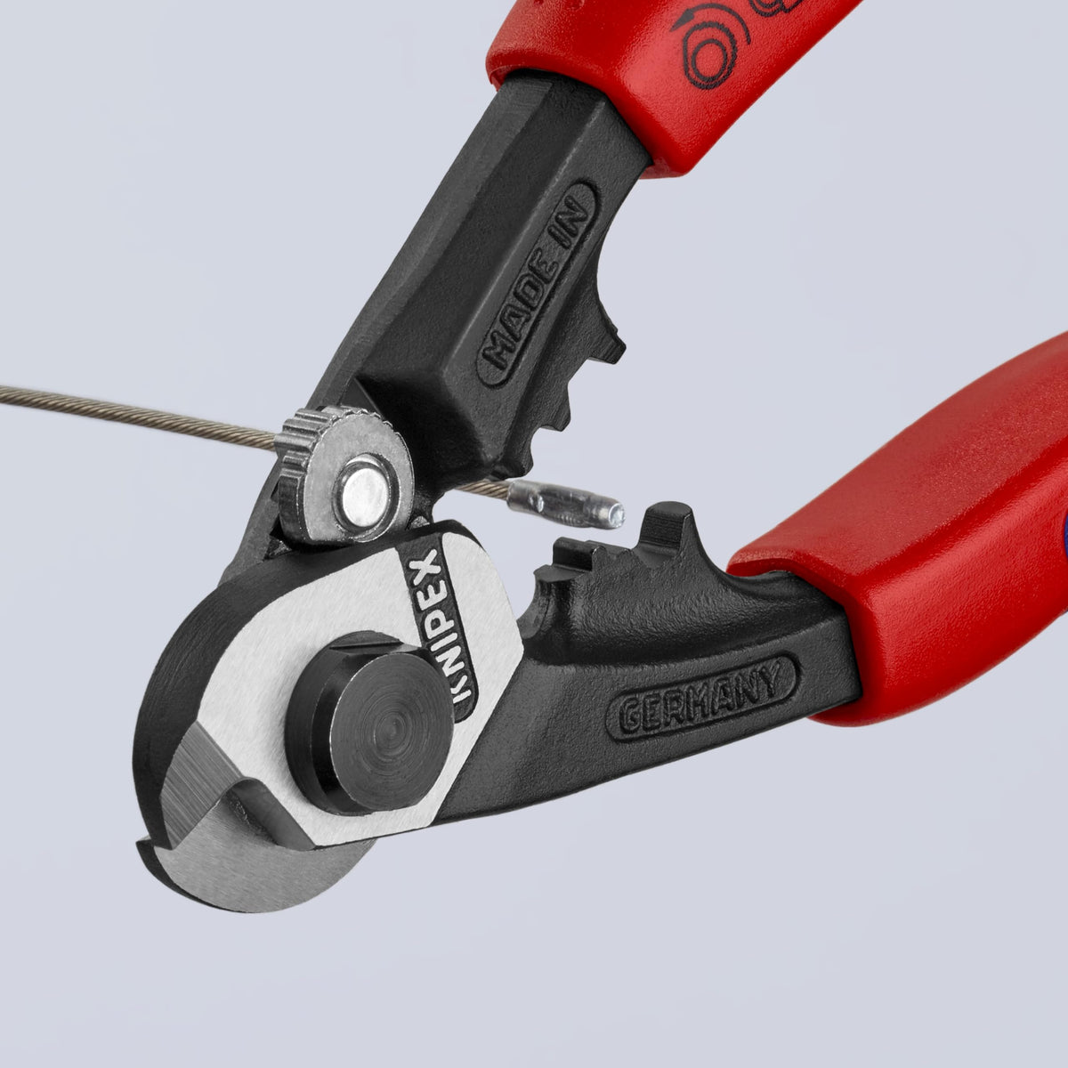 KNIPEX tool with bolted joint ensuring precise blade guidance