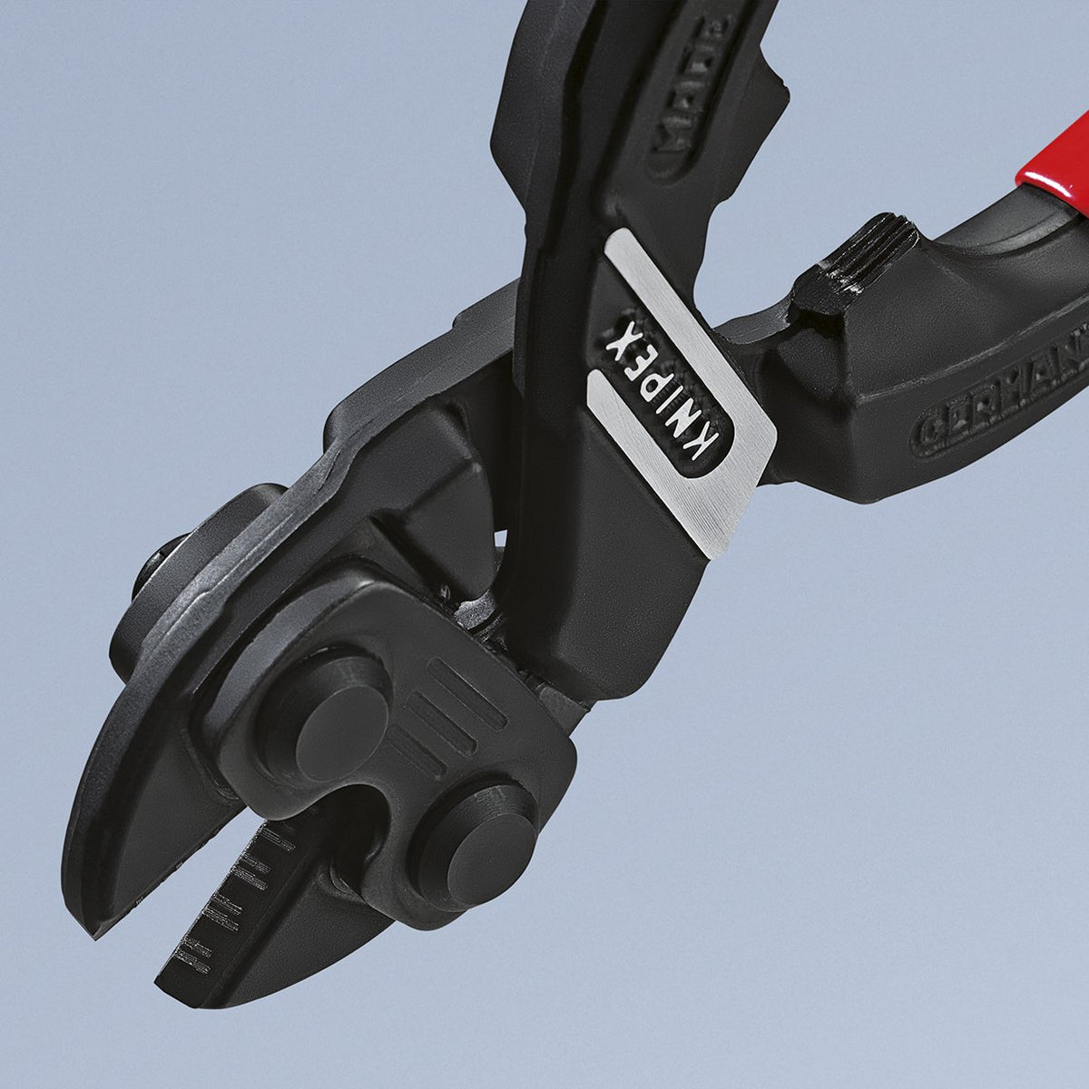 KNIPEX CoBolt 7101200 cutting action demonstrates force multiplying leverage with less effort