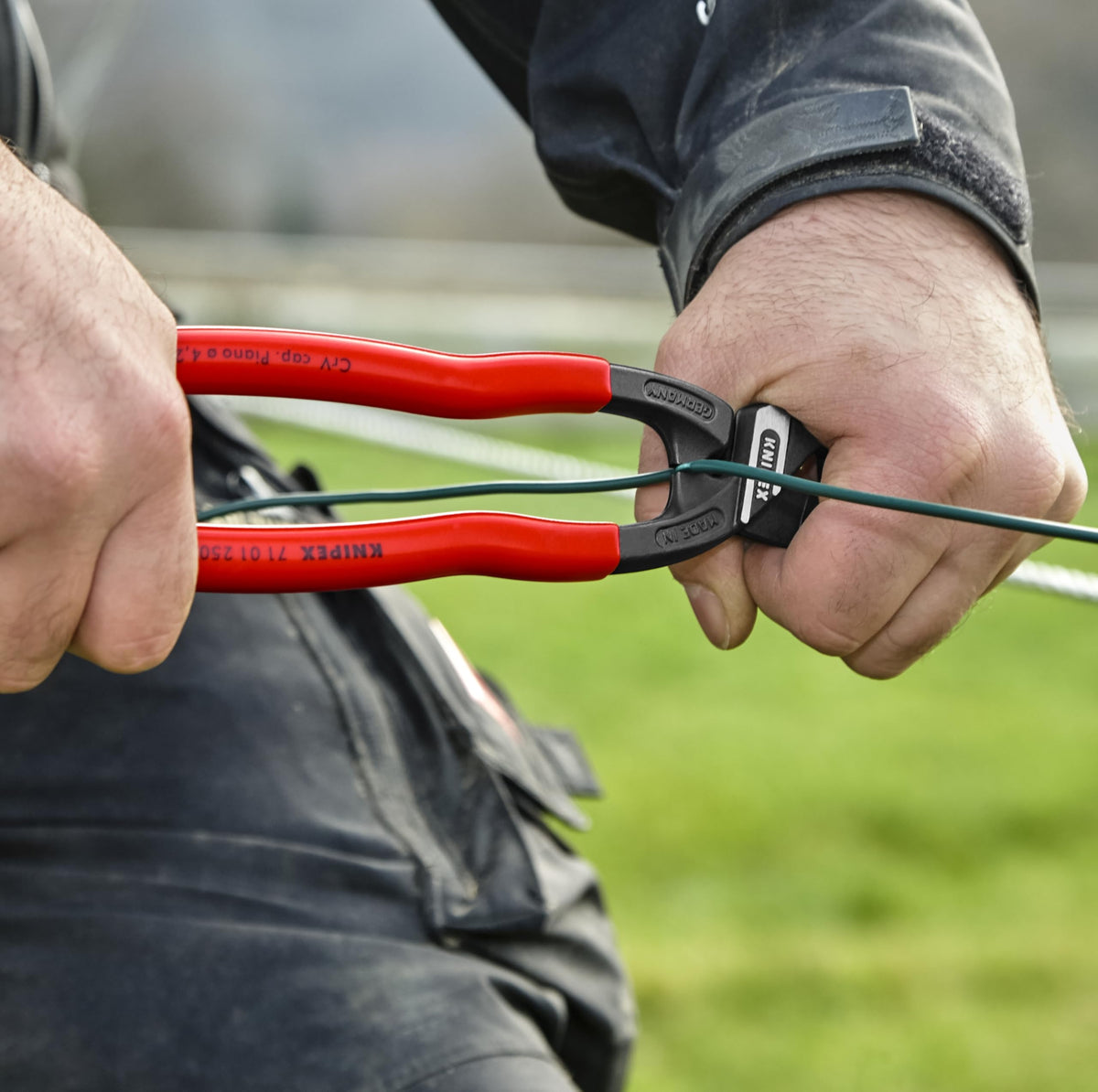 Knipex CoBolt 71 01 250 high transmission ratio reduces hand effort.