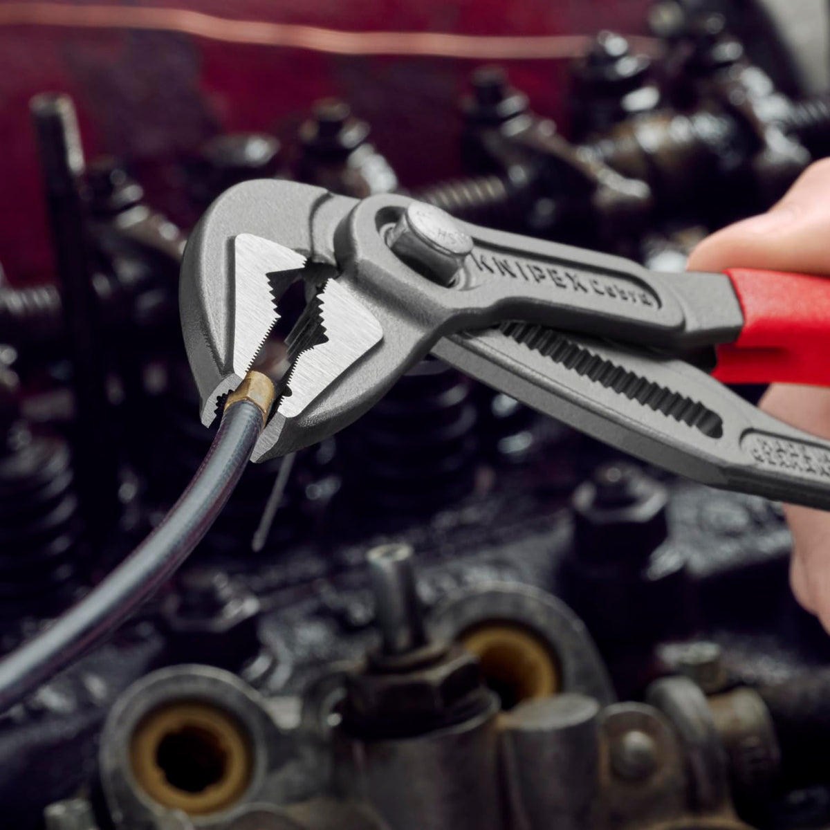 KNIPEX Cobra ES Extra-Slim pump pliers narrow head in use
