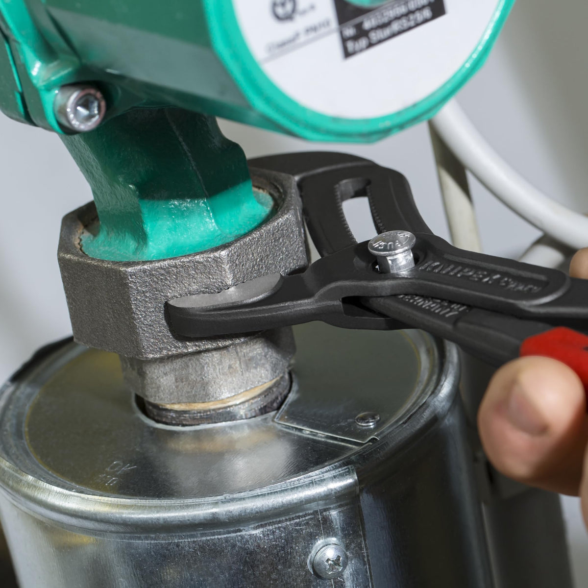 KNIPEX Cobra Pliers with fast adjustment on the workpiece.