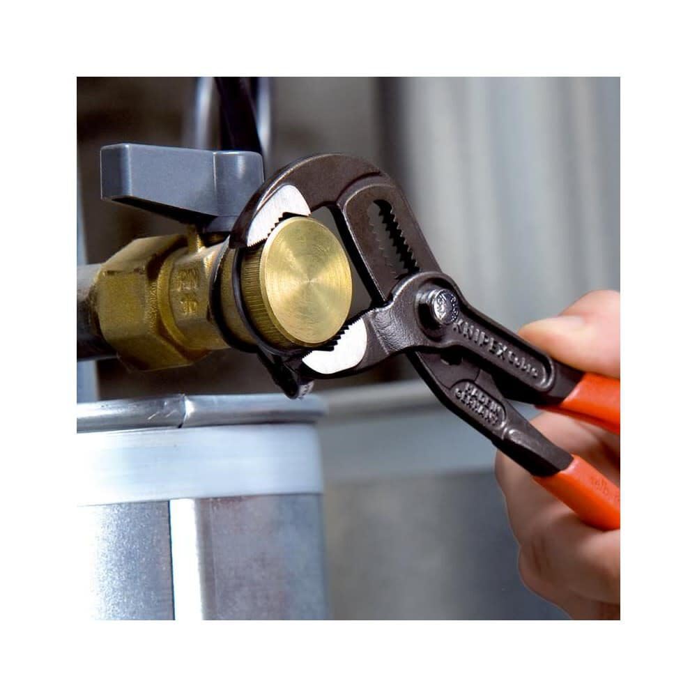 Box-joint design in KNIPEX Cobra pliers delivers high stability with double guide