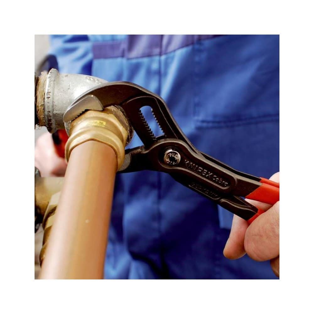 Reliable hinge bolt catching on KNIPEX Cobra pliers prevents unintentional shifting