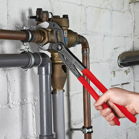KNIPEX Cobra box-joint design provides stability with double guide.