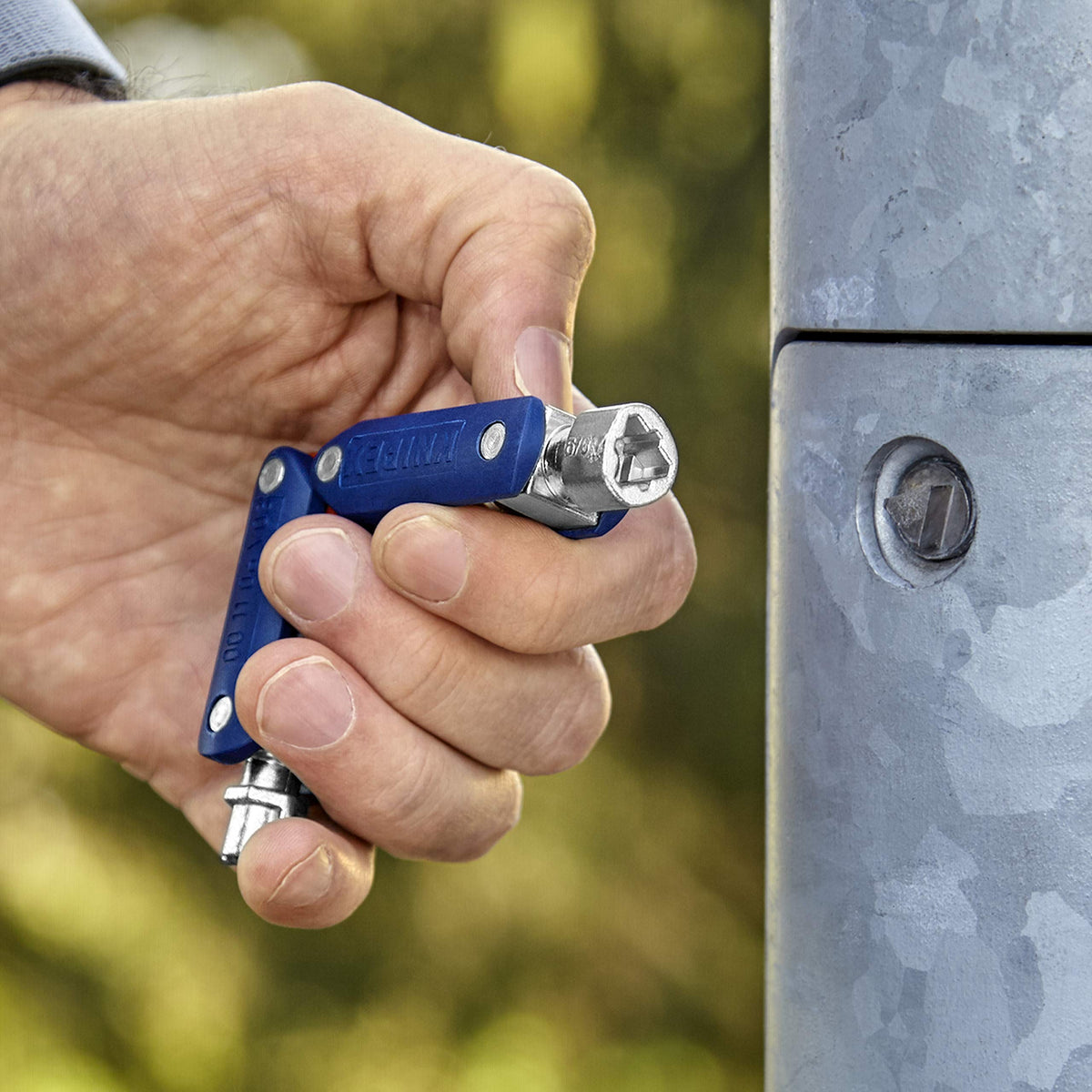 KNIPEX 90-degree fold enables easy gripping in confined spaces.