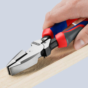 KNIPEX New England head close-up on jaws improves gripping for tough wires
