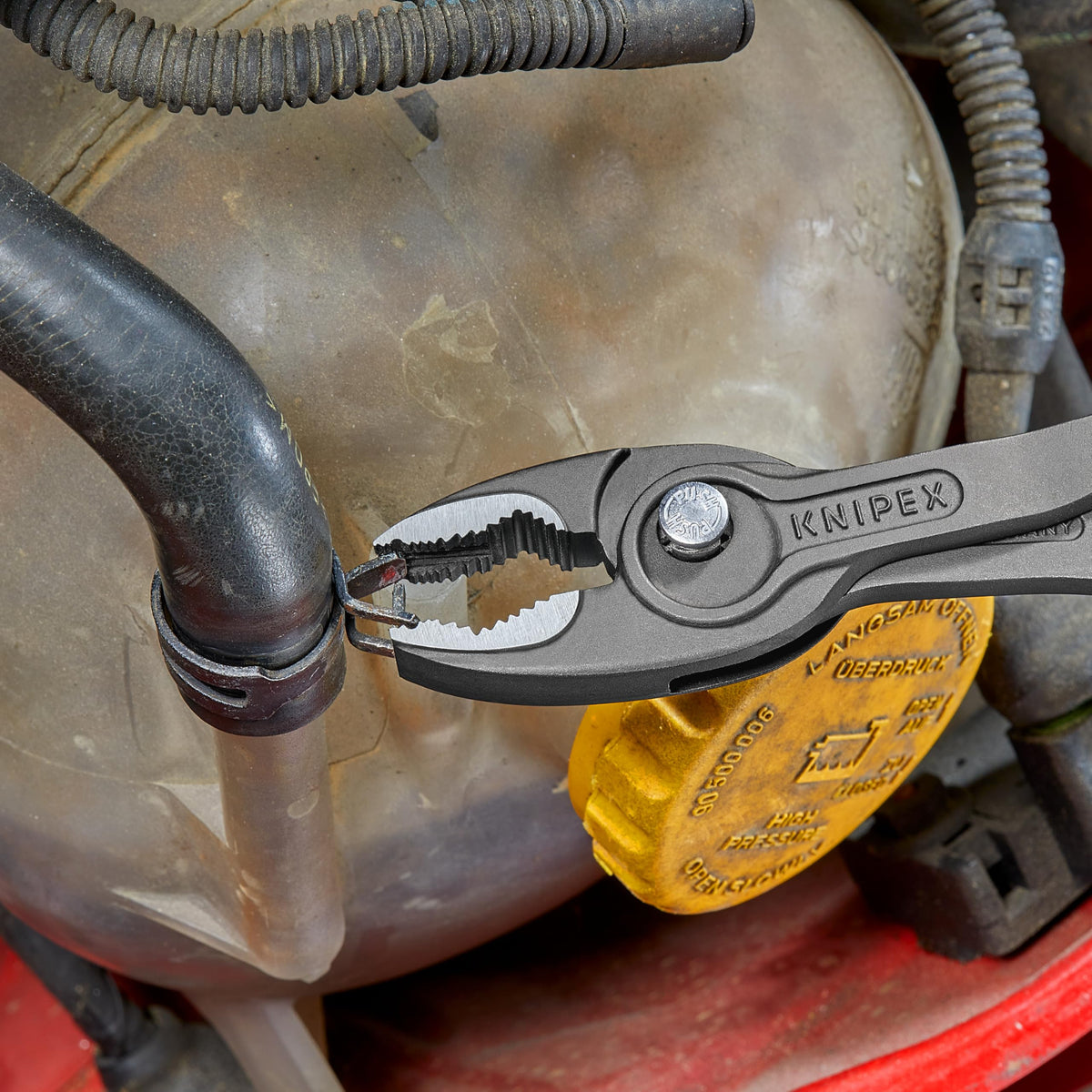 KNIPEX TwinGrip 5-position push-button adjustment enables quick size changes
