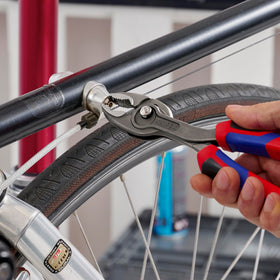 KNIPEX TwinGrip box joint provides solid tool stability