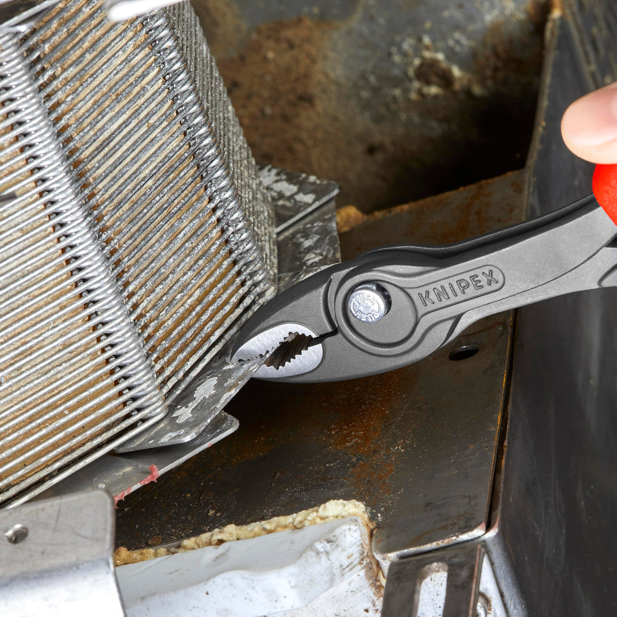 KNIPEX TwinGrip accommodates 4–22 mm diameters for versatility