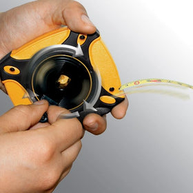 End hook and rewind crank on Komelon 9901 enable fast measurements on site.