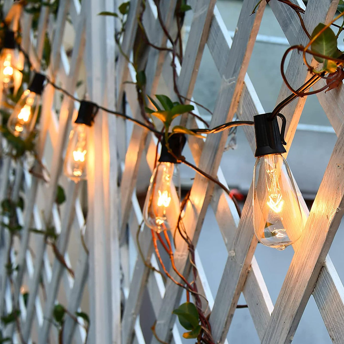 Konictom warm white bulbs enhance backyard gatherings.