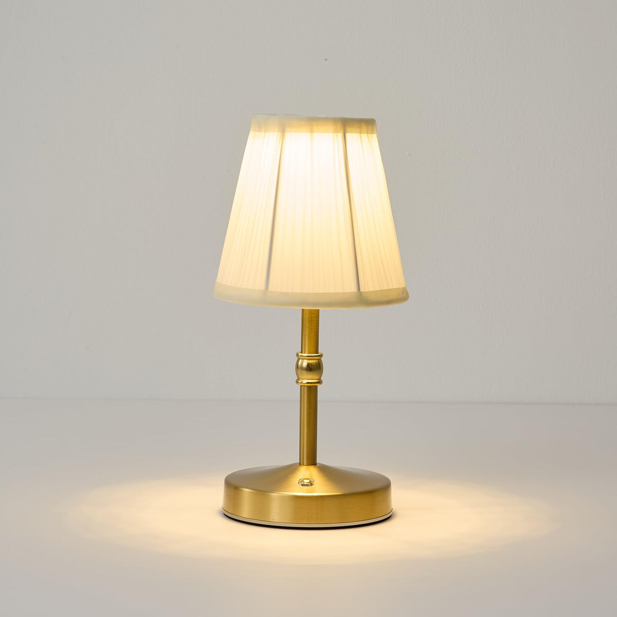 KPSHINE cordless mini lamp in gold for elegant table lighting