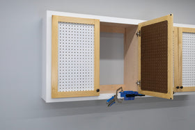 Kreg KHI-CDIJ support arm in use frees your other hand for hinges.