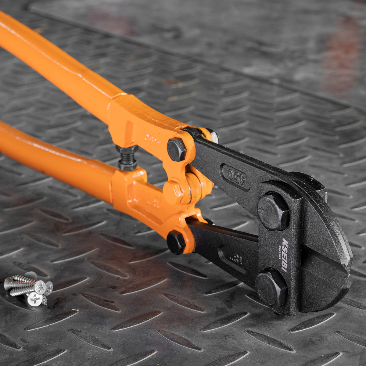KSEIBI 24-inch bolt cutter features an ergonomic soft grip.