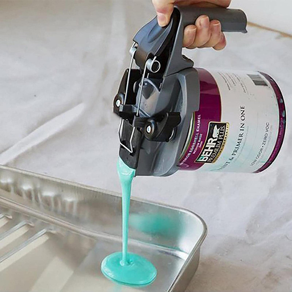 Kumprohu edge-sealed lid creating a drip-free pouring setup