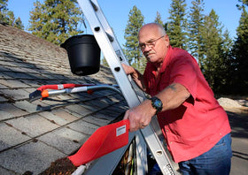 Ladder-Max easy-install hook-rungs design makes quick on/off possible.