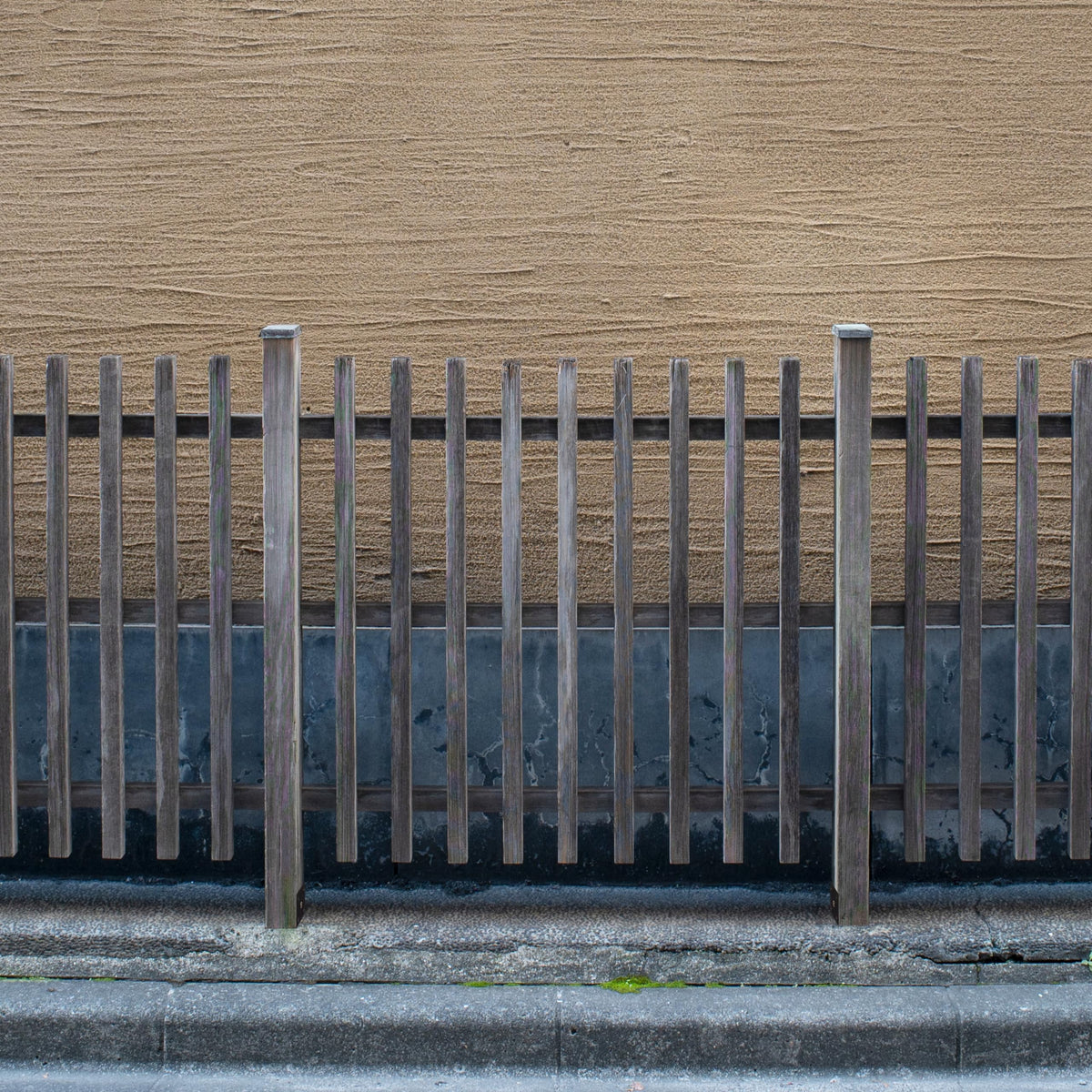 LADECH black powder coating protects steel against weather and wear.