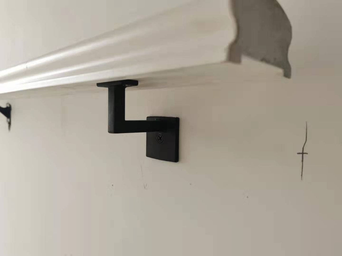 Langdoly bracket with screws included for quick installation.