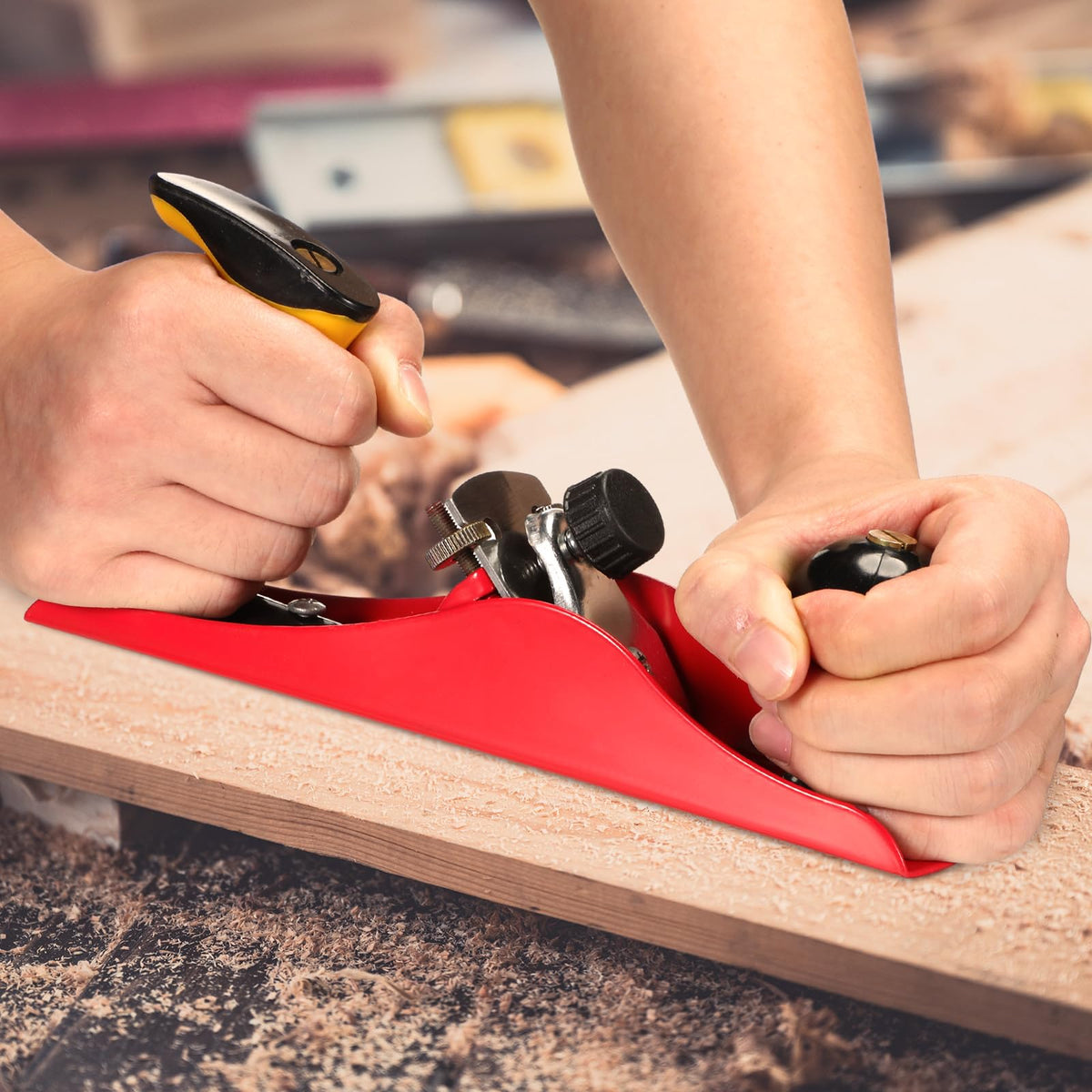 Depth adjustment dial on Lanties planer for precise shaving