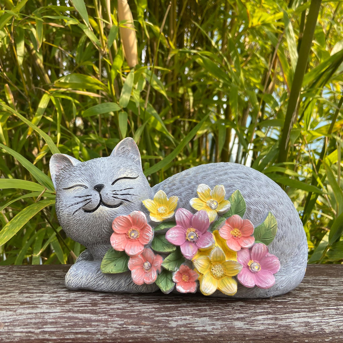LEAESMHR Solar Cat Night Light with LED centers after sunset.