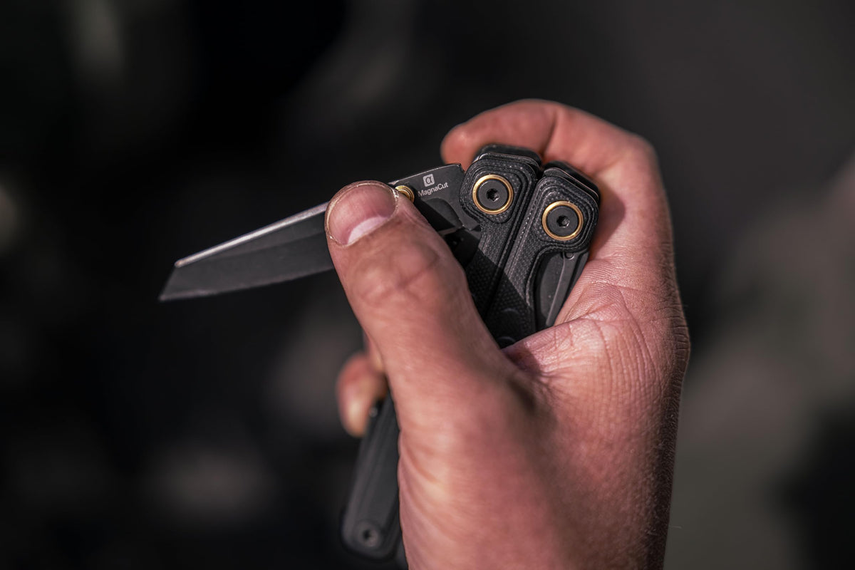 Leatherman Wave Alpha G10 handles provide a secure grip in various conditions.