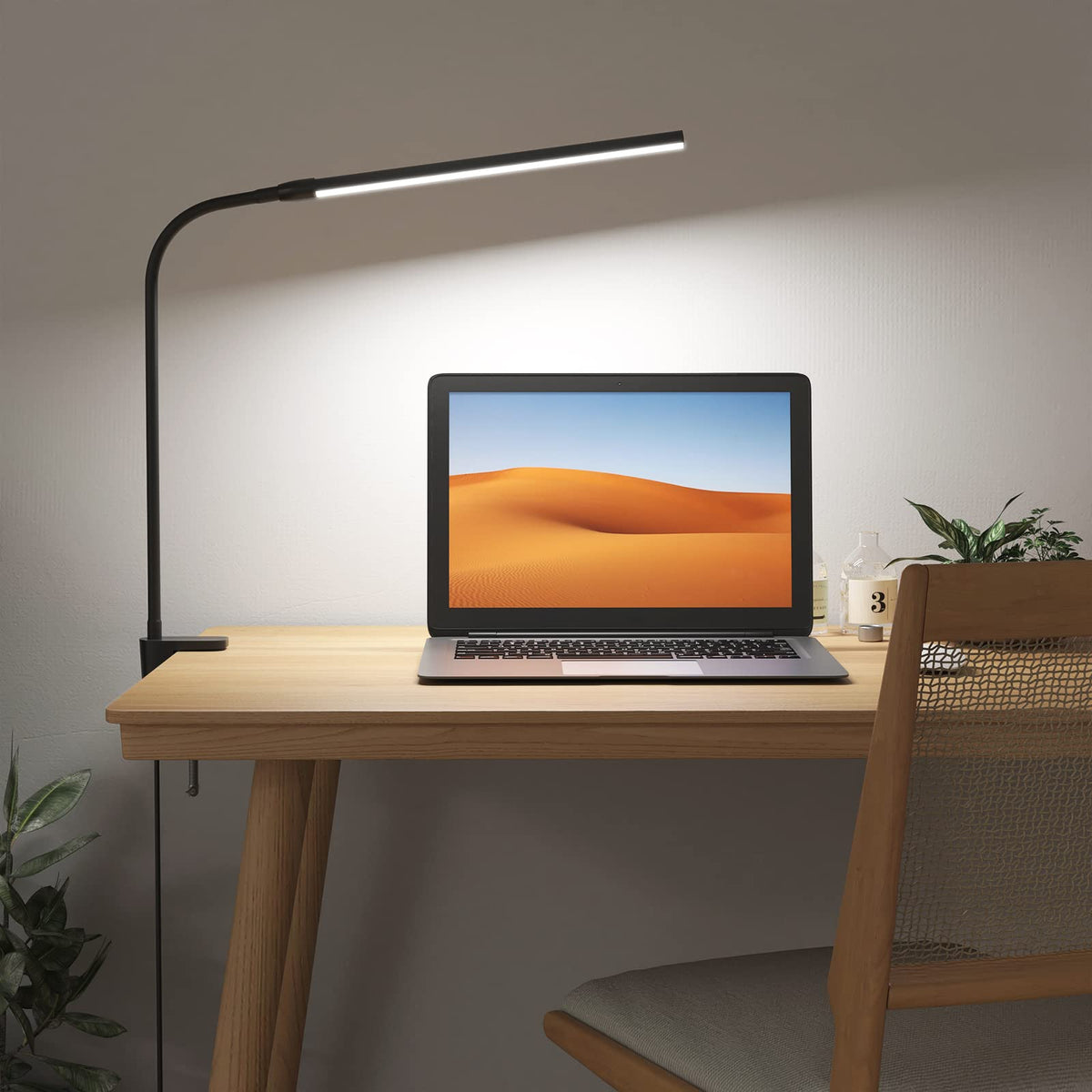 Lepro nail station worklight delivers adjustable brightness for detail work