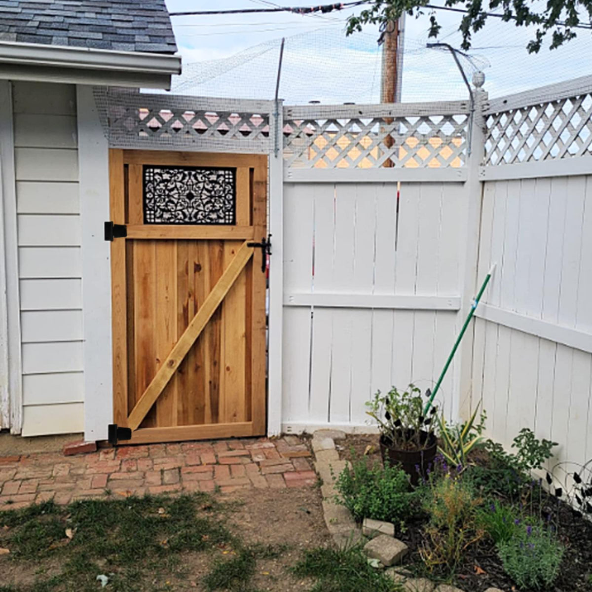 Letowe hinges support up to 60 lbs to prevent gate sag.