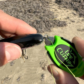 LINE CUTTERZ ceramic fixed blade cutting slot shown cutting fishing line