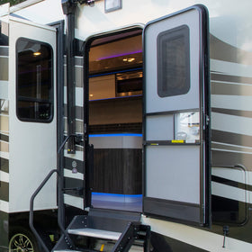 Effortless hands-free closing for smoother camping days.