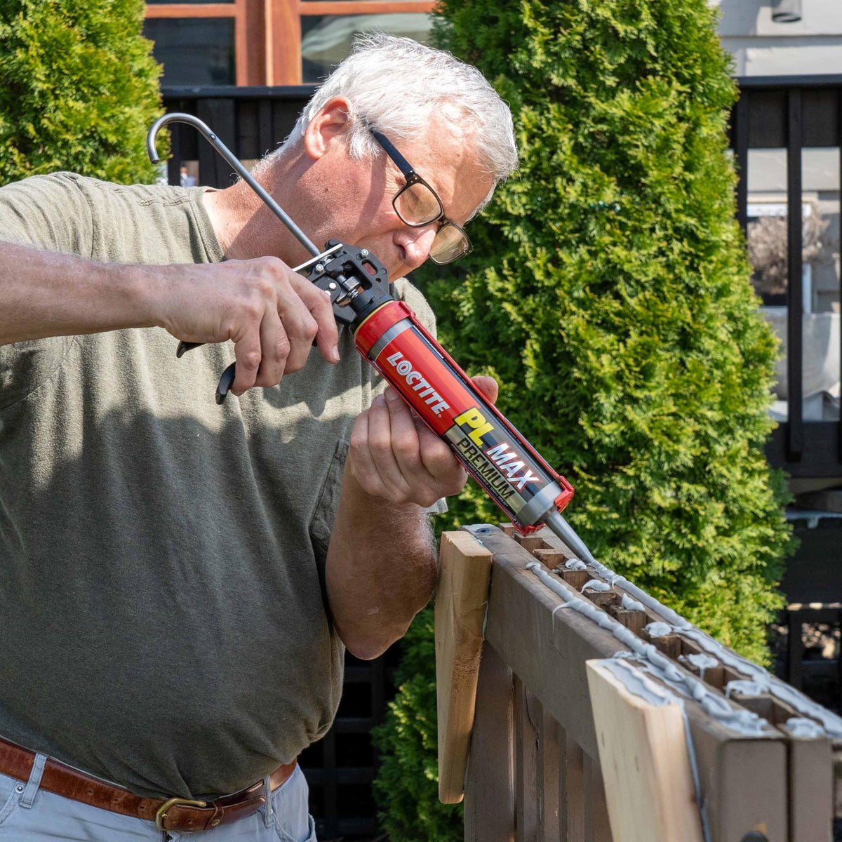 Waterproof application of Loctite PL Premium Max for wet outdoor conditions