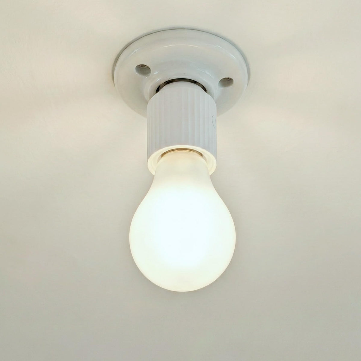 LoraTap E26/E27 compatibility with compact installation in lamps.