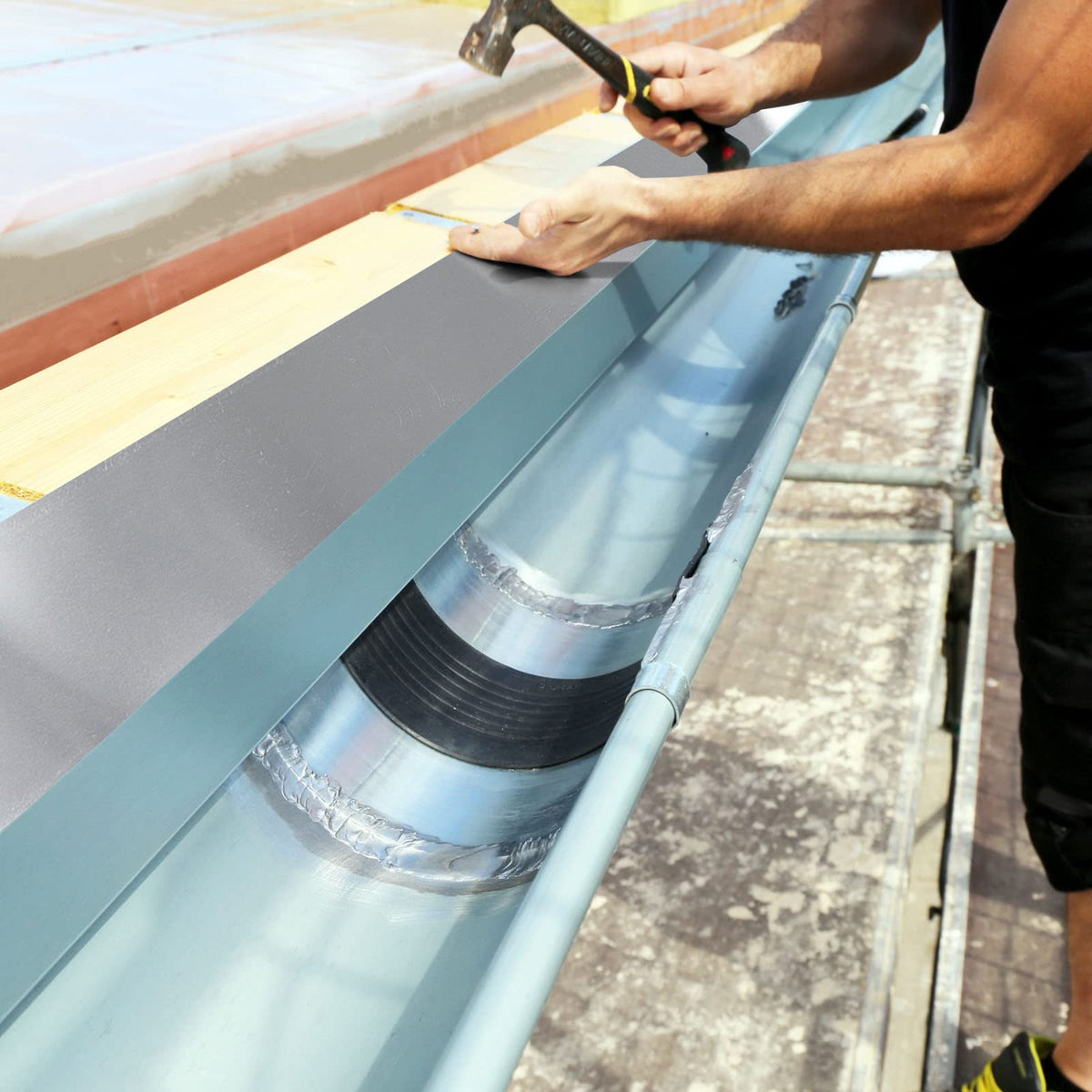 Lounsweer flashing suited for garden use protects edging and planters from moisture.