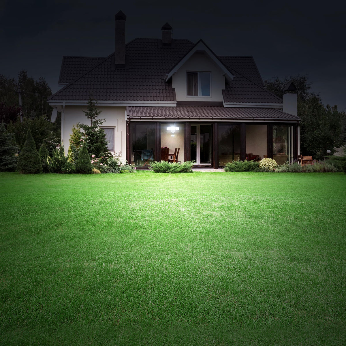 LUTEC 5000K daylight LED flood light for bright exterior lighting