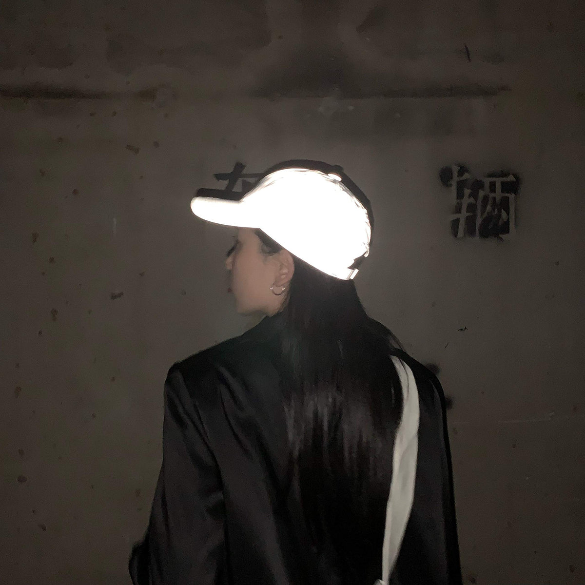 LZLRUN reflective hat tested with a phone light for brightness.