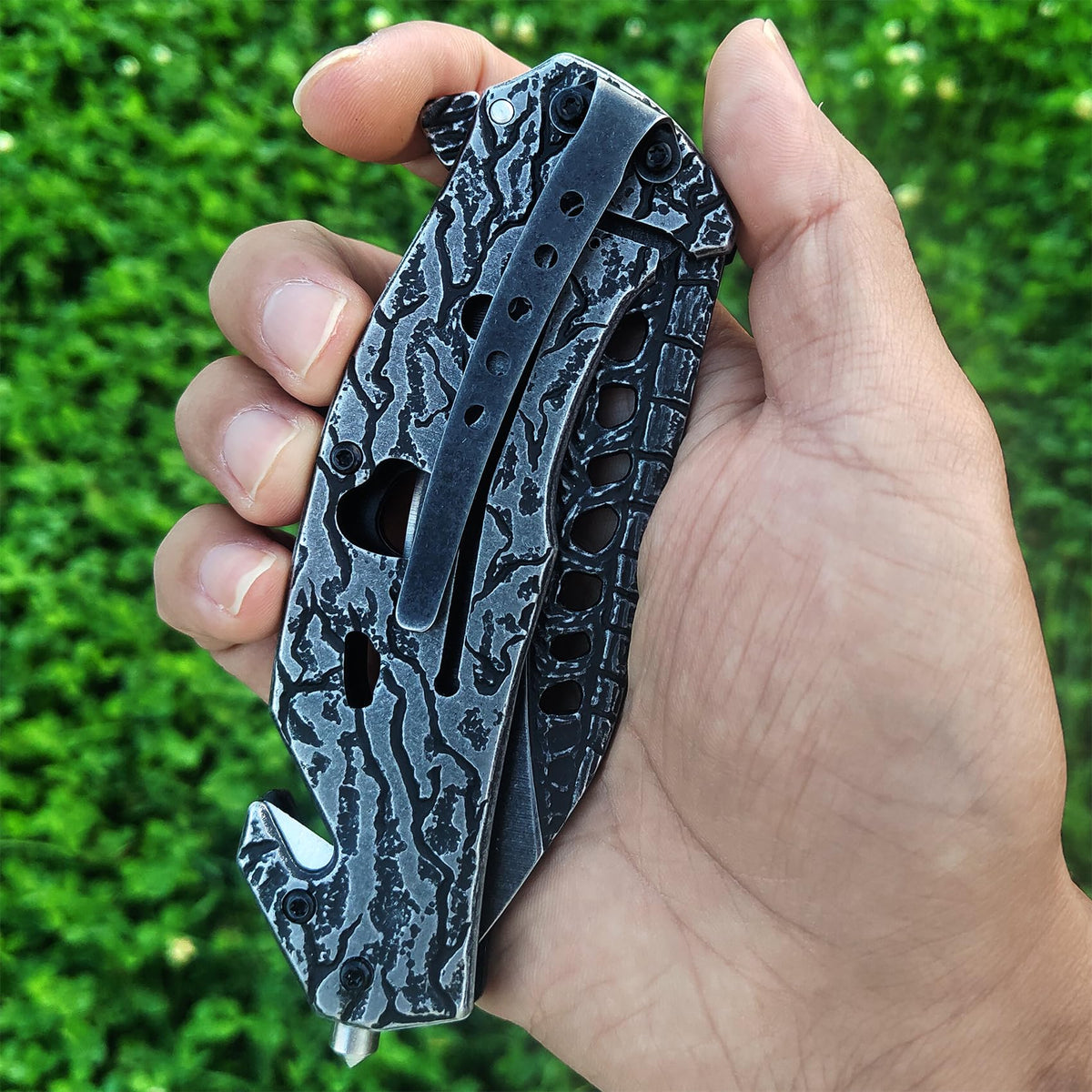 MADSMAUG safety liner lock and clip ensure secure carry and safe handling.