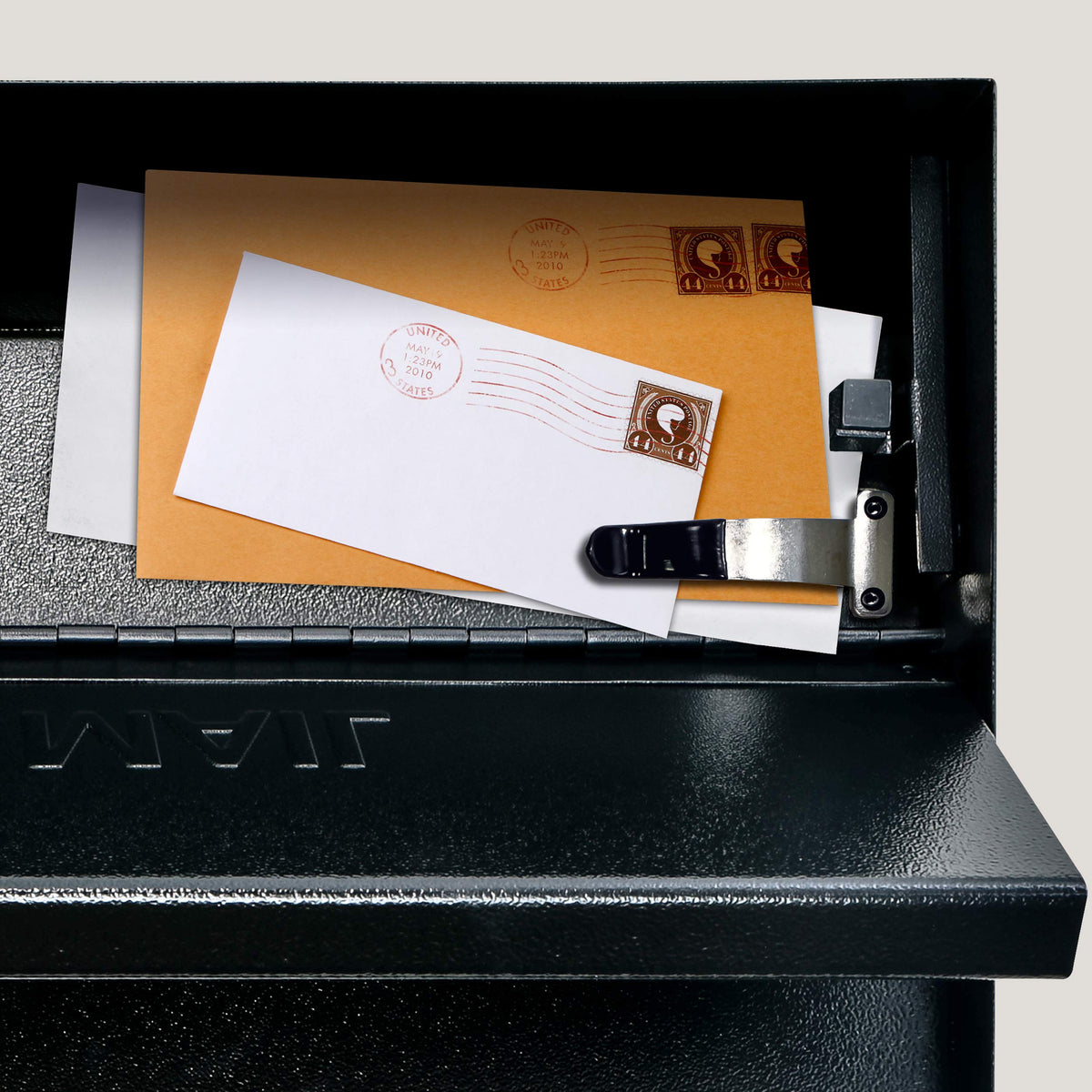 Mail Boss 7162 Metro weather-resistant powder-coated finish protects mail.