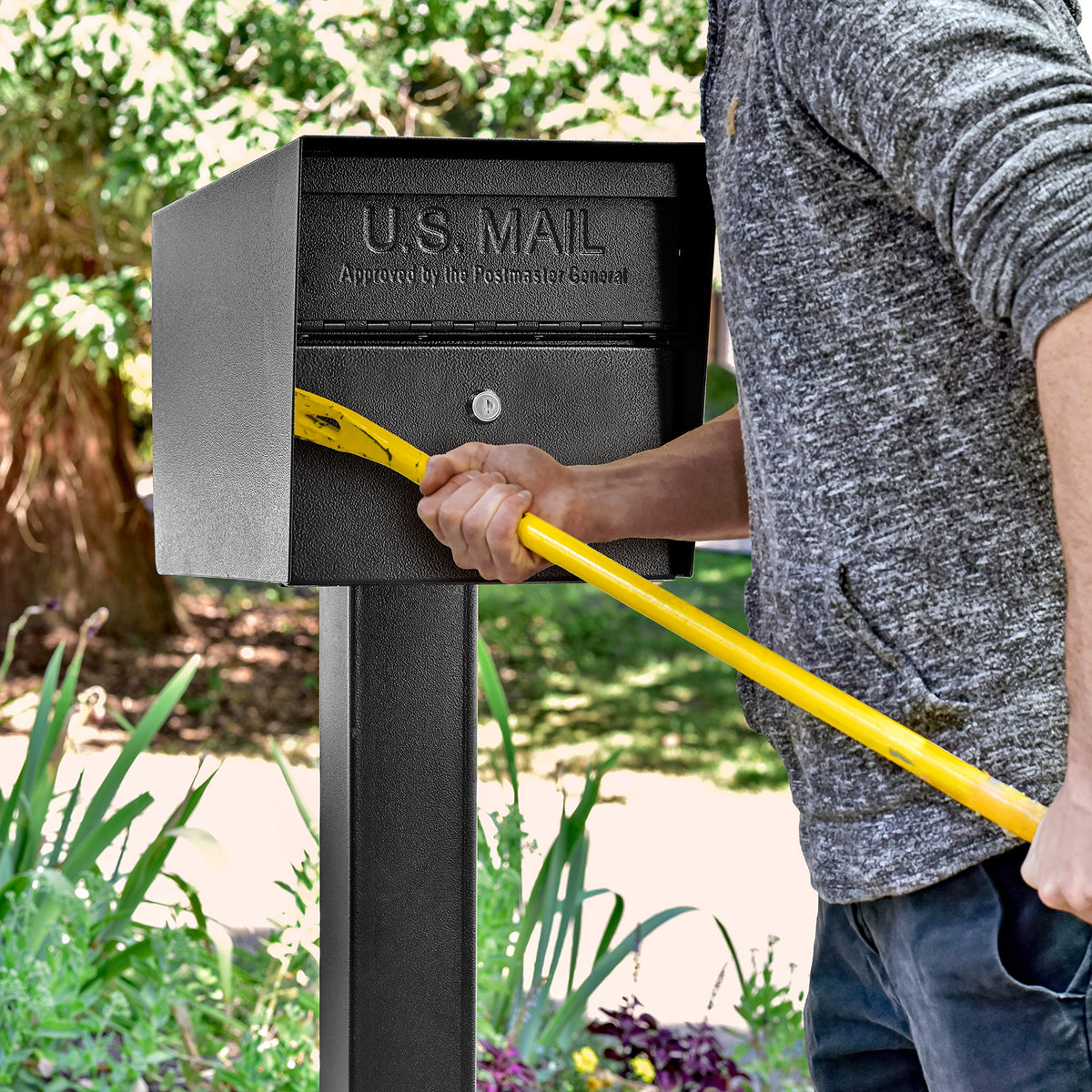 Mail Boss 7506 baffle door accepts small parcels, deterring fishing