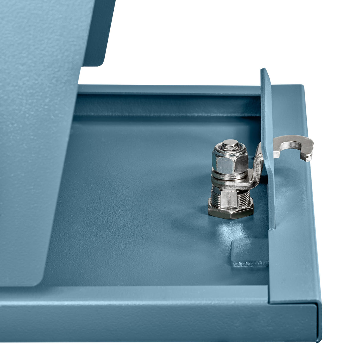 Durable galvanized steel construction of Mail Boss 7584 withstands heavy use.