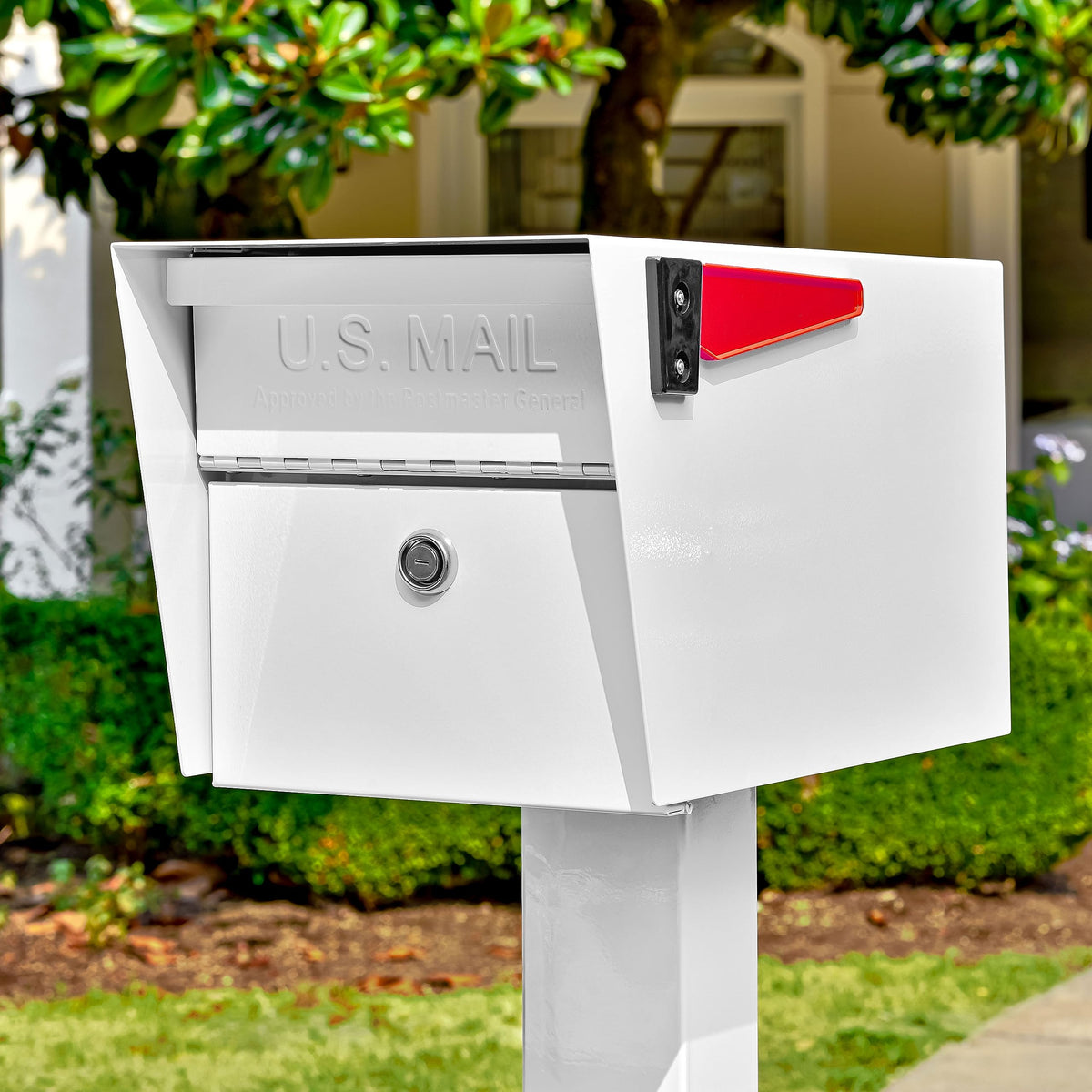 Mail Boss anti-pry latch demonstrates reinforced security features.